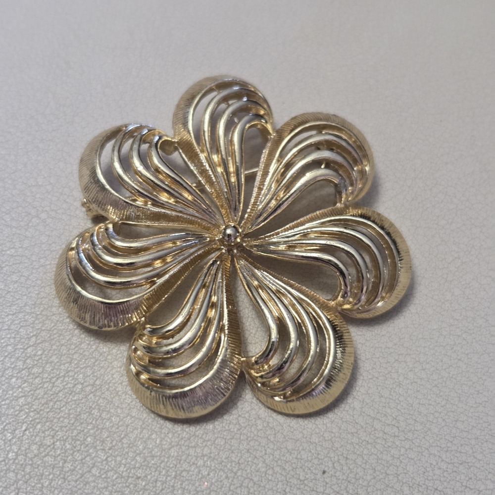 Vintage Unsigned Gold Tone Stylized Textured Cut Out Pierced Swirl Brooch Pin